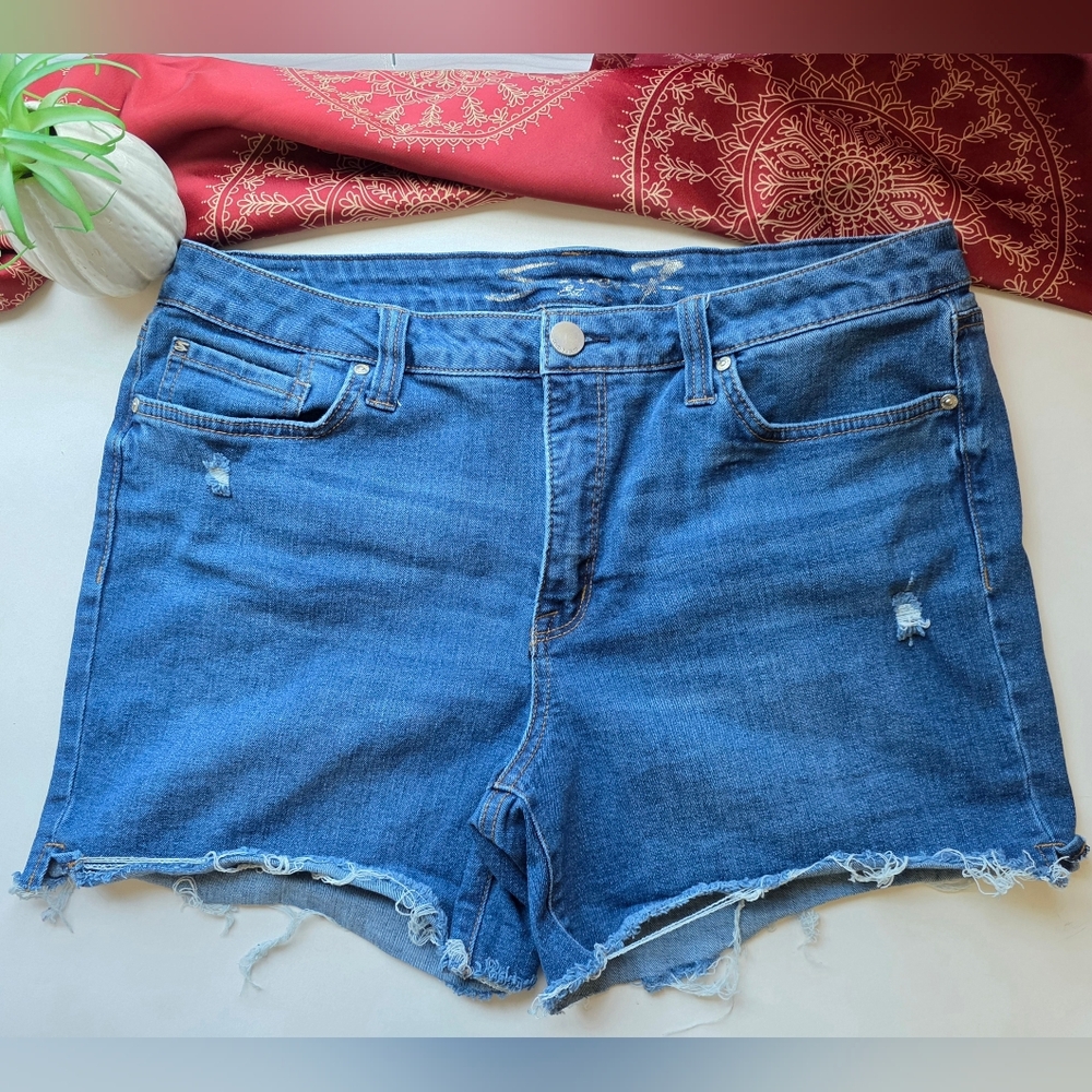 Seven 7 Weekend Short Distressed Denim Size 14